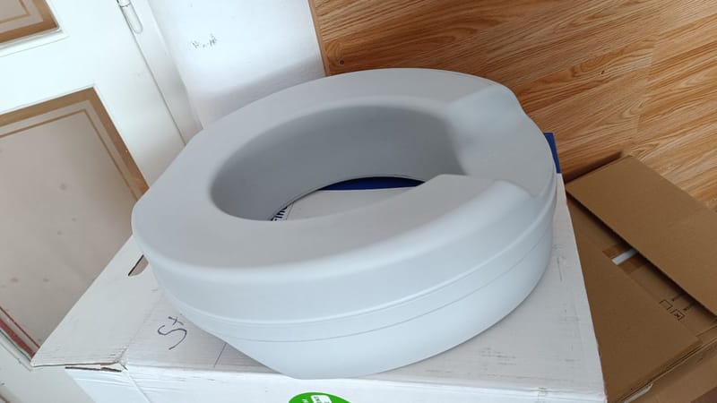 Újszerű Invacare kényelmes WC ülőke magasító - 9cm - 2.