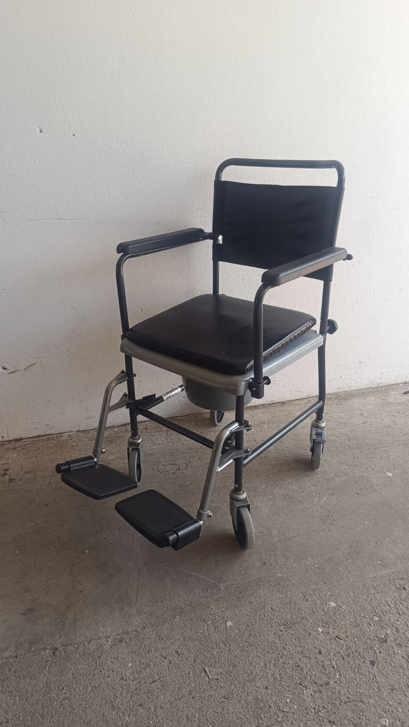 Gurítható szoba mobil WC - lábtartóval