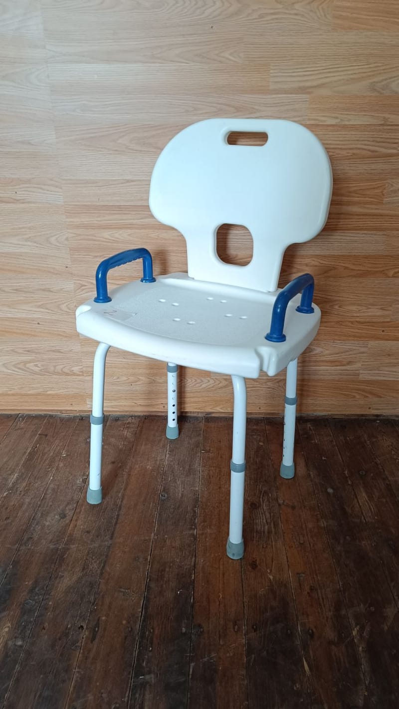 B+B Fürdetőszék háttámlával - állítható ülésmagasság! 2.