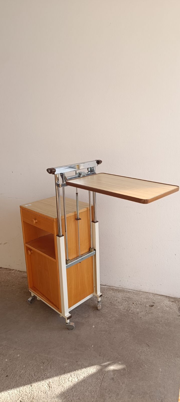 Éjjeliszekrény ágyasztal betegágy mellé - kihajtható asztallappal -10