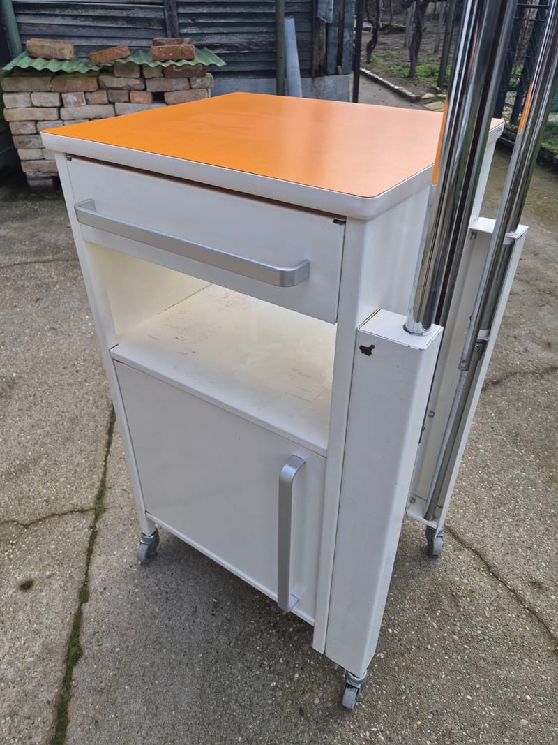 Fém Éjjeliszekrény betegágy mellé - kihajtható asztallappal