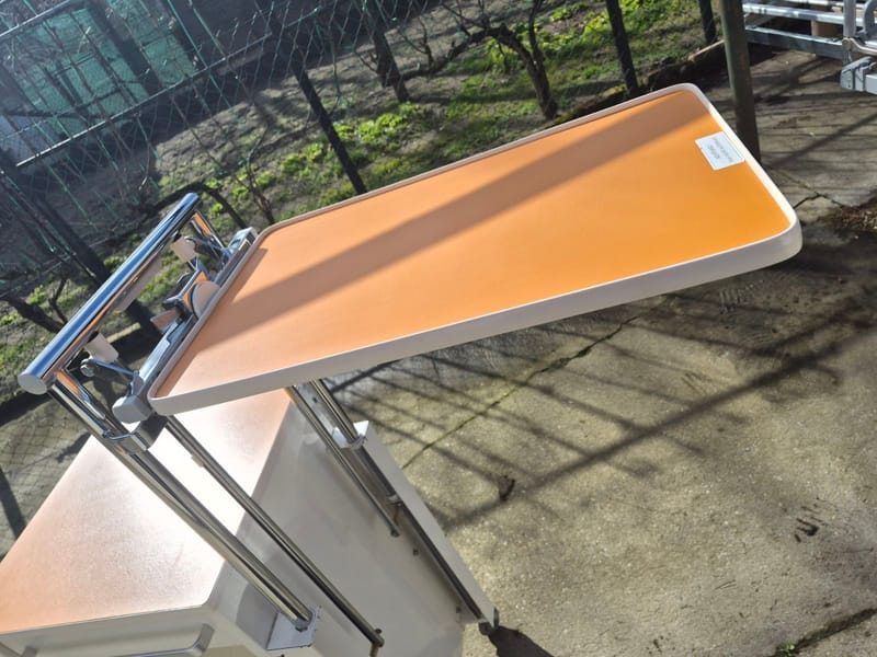 Fém Éjjeliszekrény betegágy mellé - kihajtható asztallappal