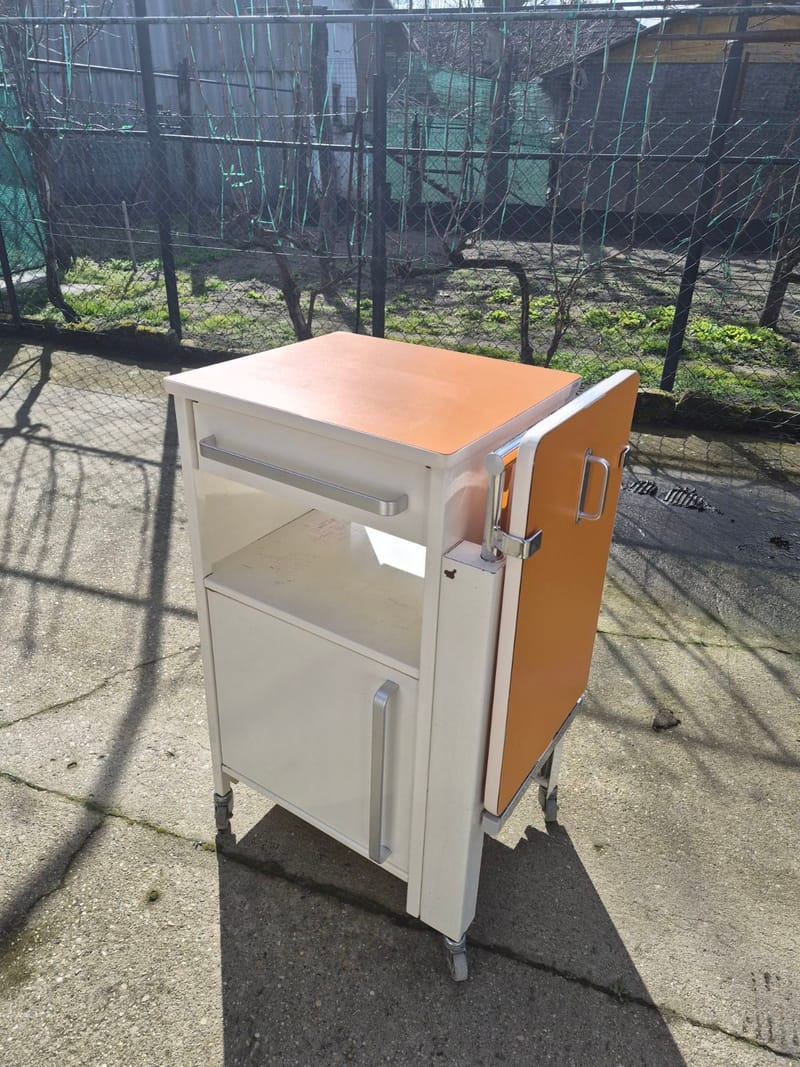 Fém Éjjeliszekrény betegágy mellé - kihajtható asztallappal