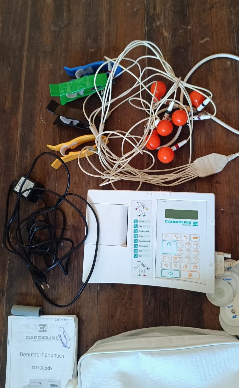 Cardioline ar600adv elektrokardiográf kiegészítőivel – 3 csatornás digitális EKG