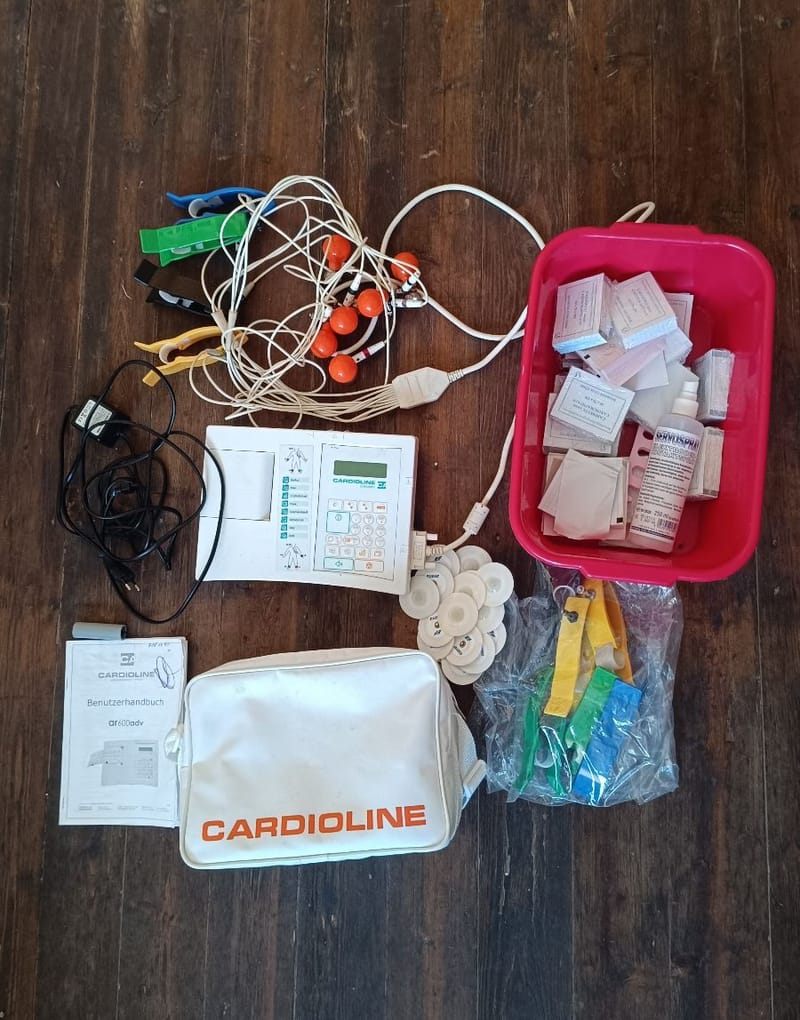 Cardioline ar600adv elektrokardiográf kiegészítőivel – 3 csatornás digitális EKG