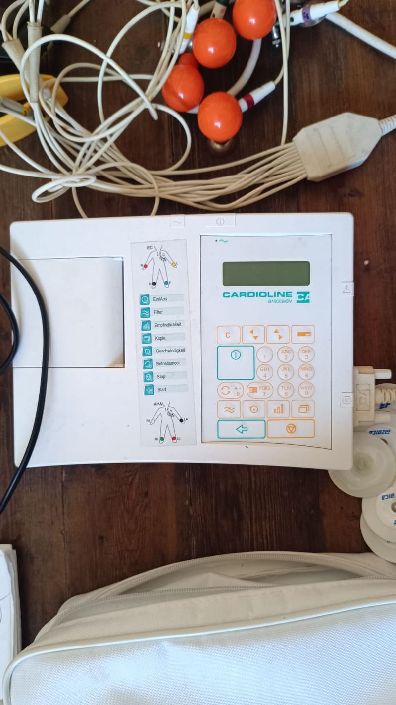 Cardioline ar600adv elektrokardiográf kiegészítőivel – 3 csatornás digitális EKG