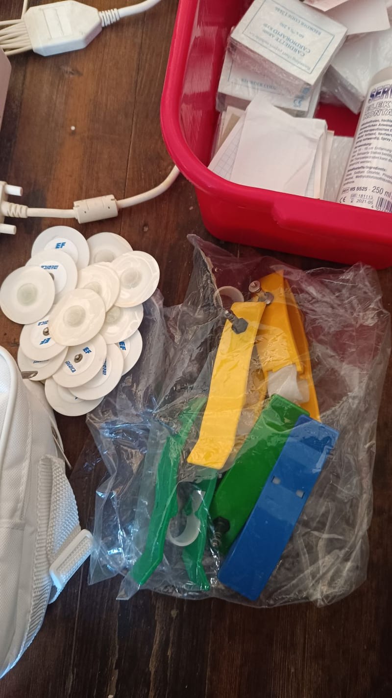 Cardioline ar600adv elektrokardiográf kiegészítőivel – 3 csatornás digitális EKG