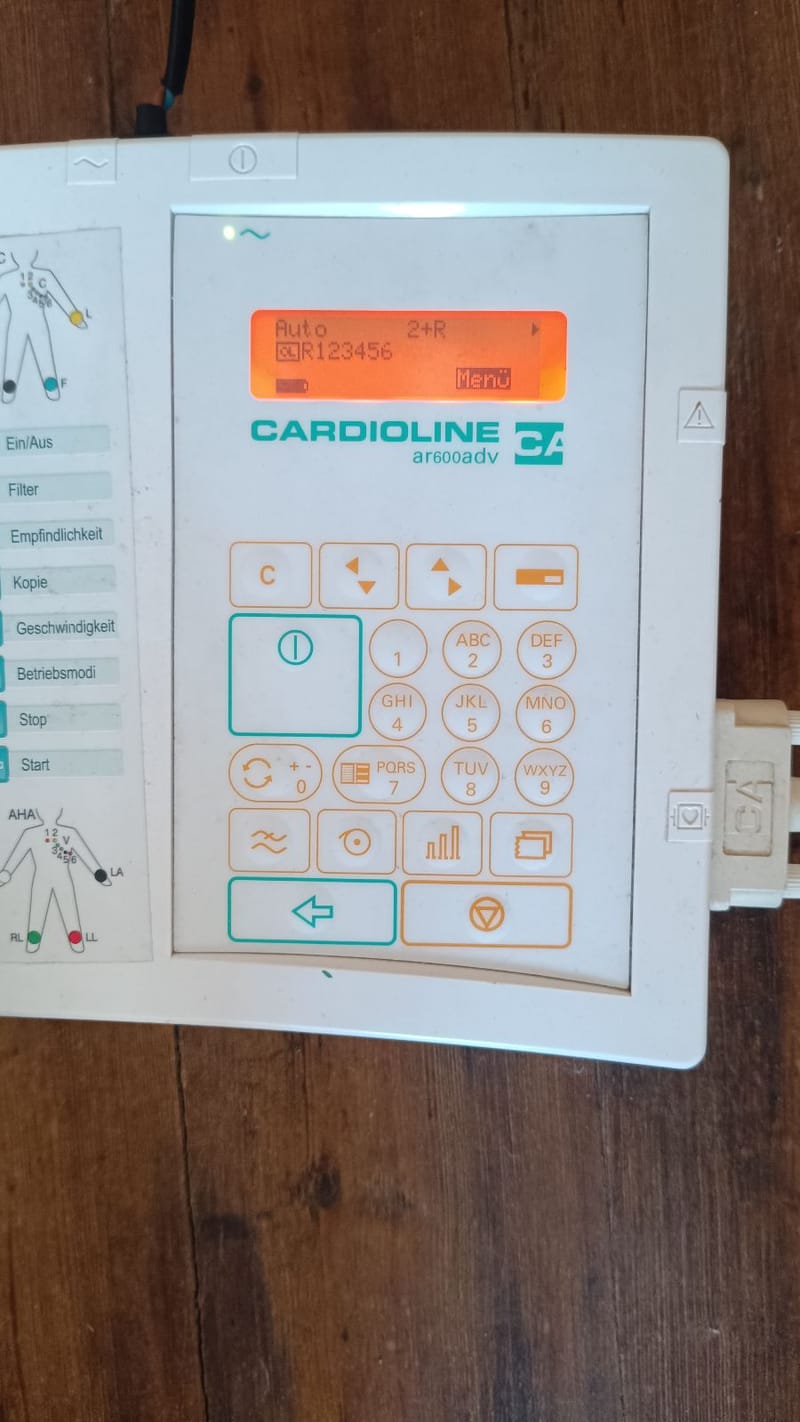Cardioline ar600adv elektrokardiográf kiegészítőivel – 3 csatornás digitális EKG