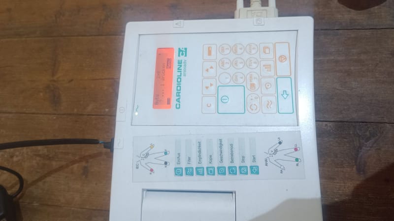 Cardioline ar600adv elektrokardiográf kiegészítőivel – 3 csatornás digitális EKG