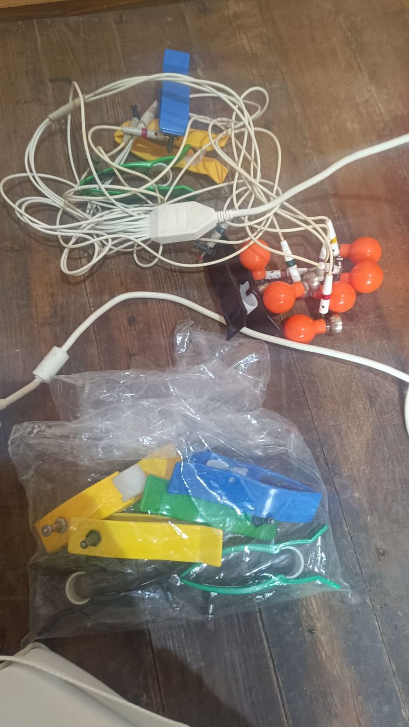 Cardioline ar600adv elektrokardiográf kiegészítőivel – 3 csatornás digitális EKG