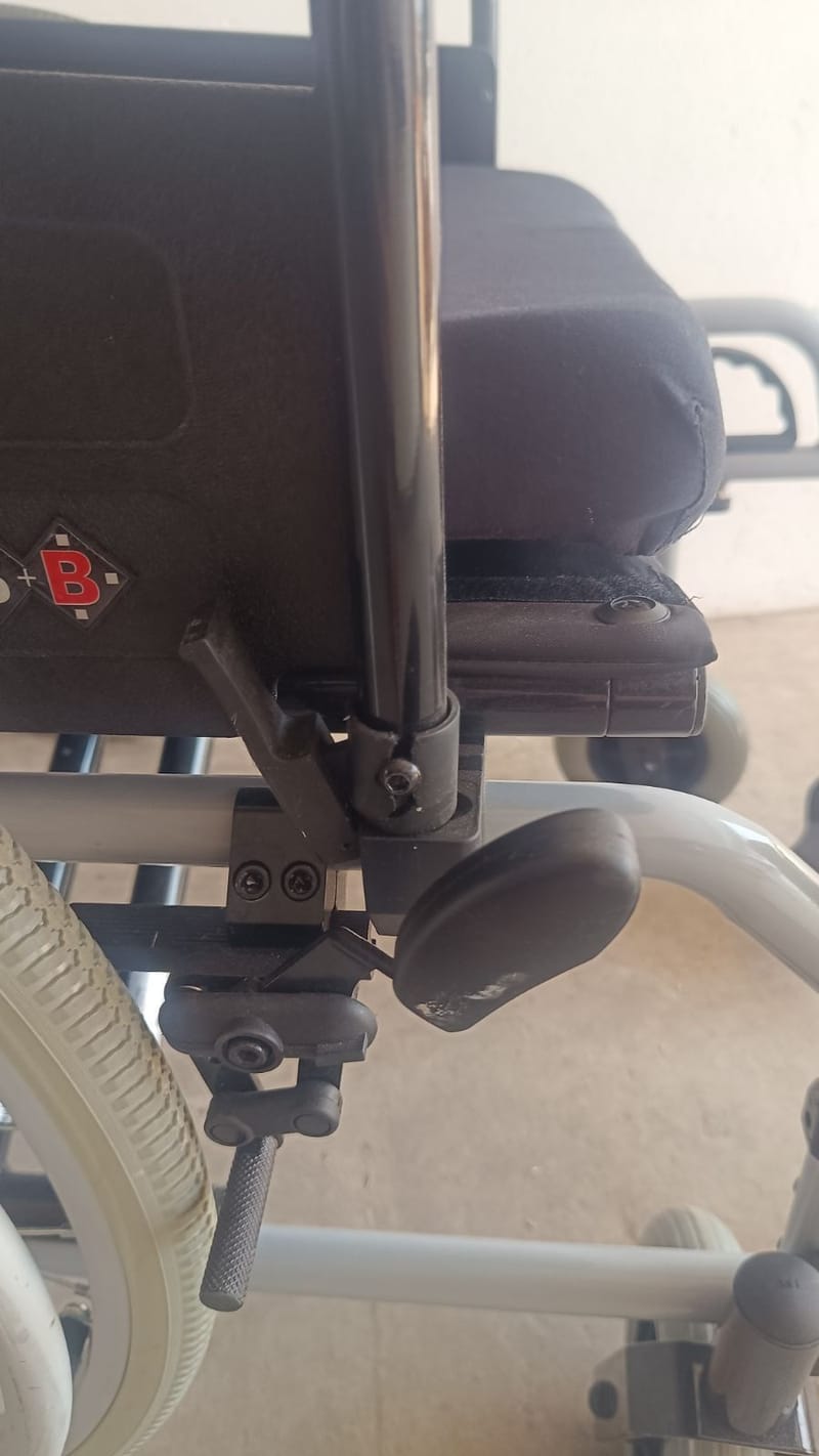 B+B Pyro Light XL tolókocsi kerekesszék 56cm - 18.