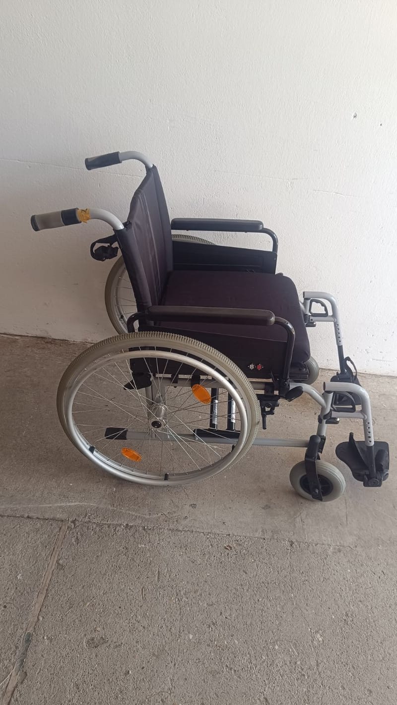 B+B Pyro Light XL tolókocsi kerekesszék 56cm - 18.