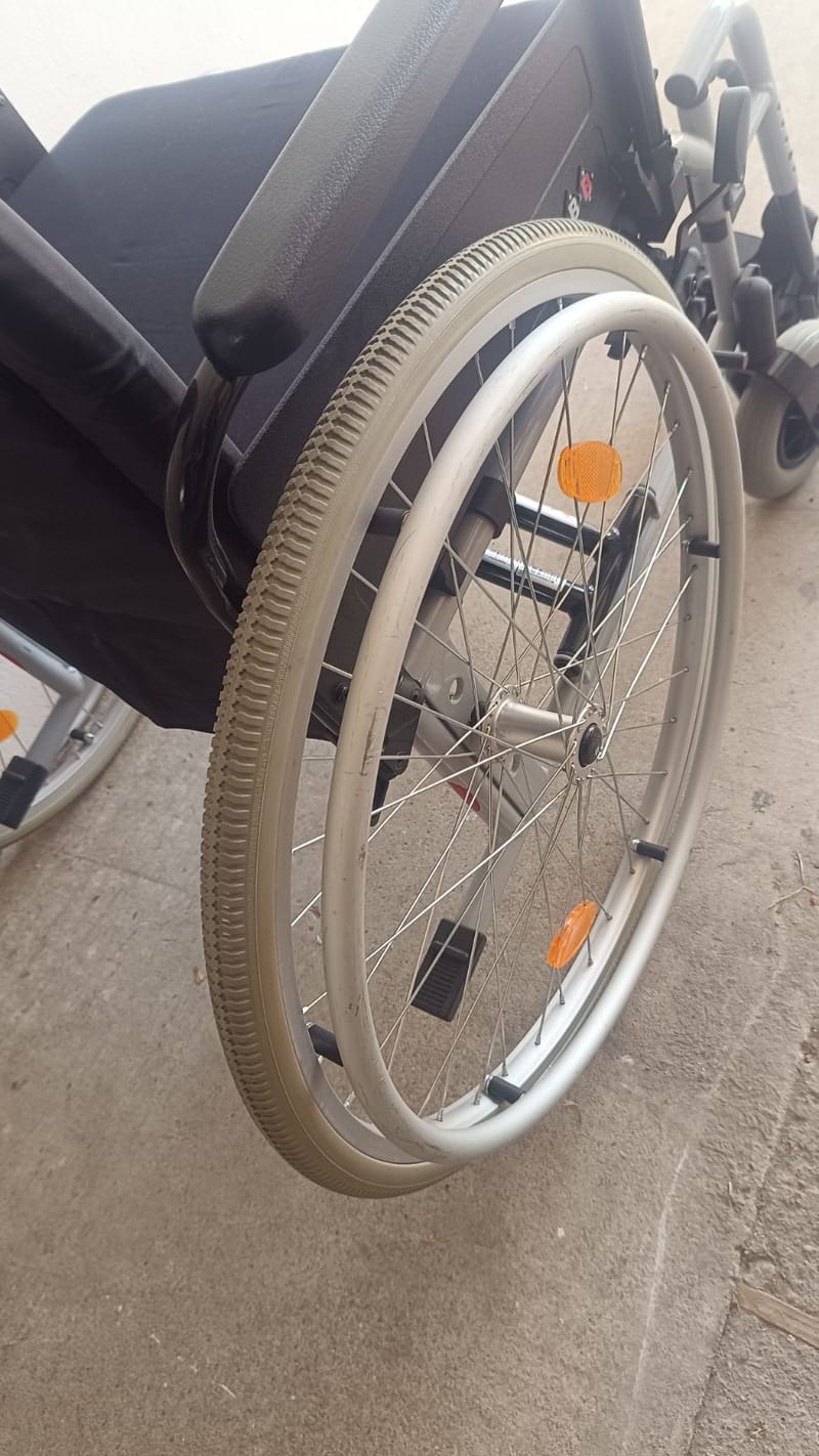 B+B Pyro Light XL tolókocsi kerekesszék 56cm - 18.