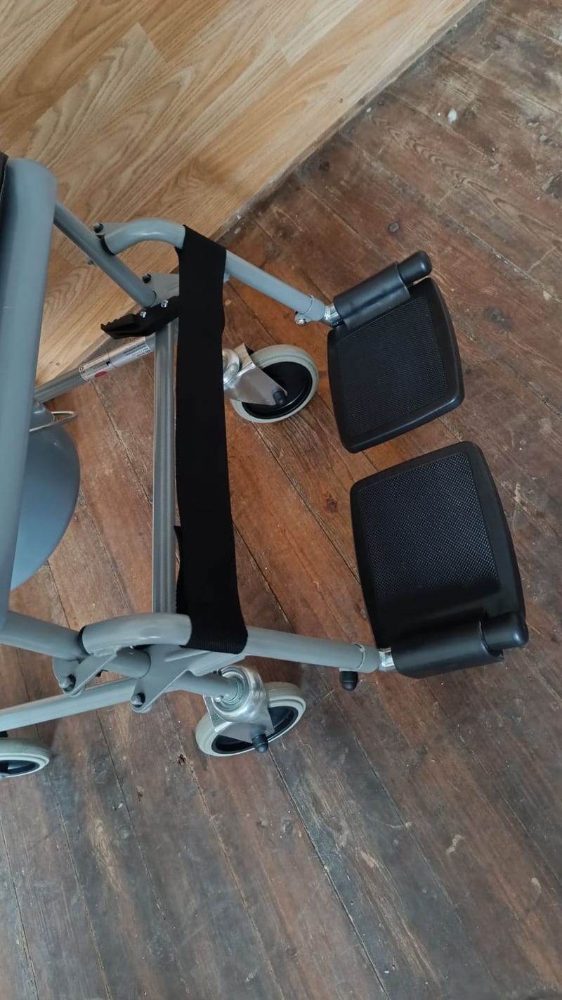 ÚJ RFM Medical kerekes szoba WC - lábtartóval