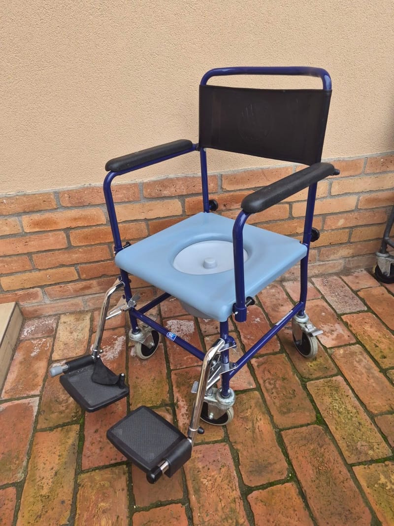 Kerekes szoba WC - lábtartóval