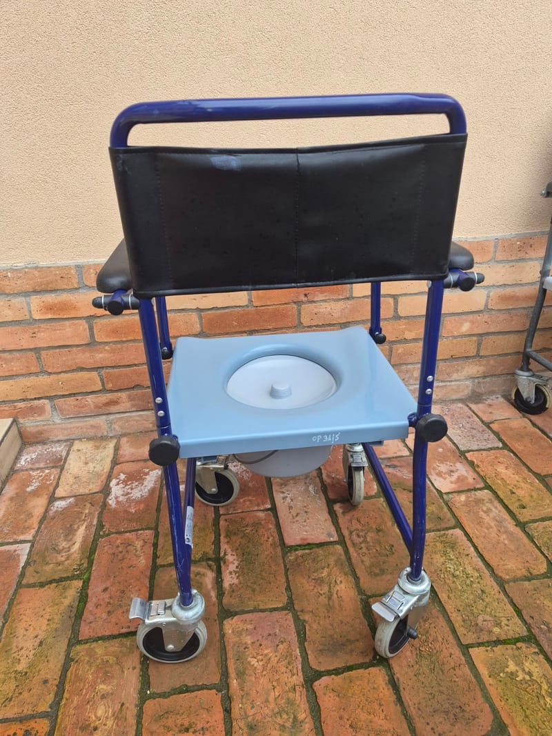 Kerekes szoba WC - lábtartóval