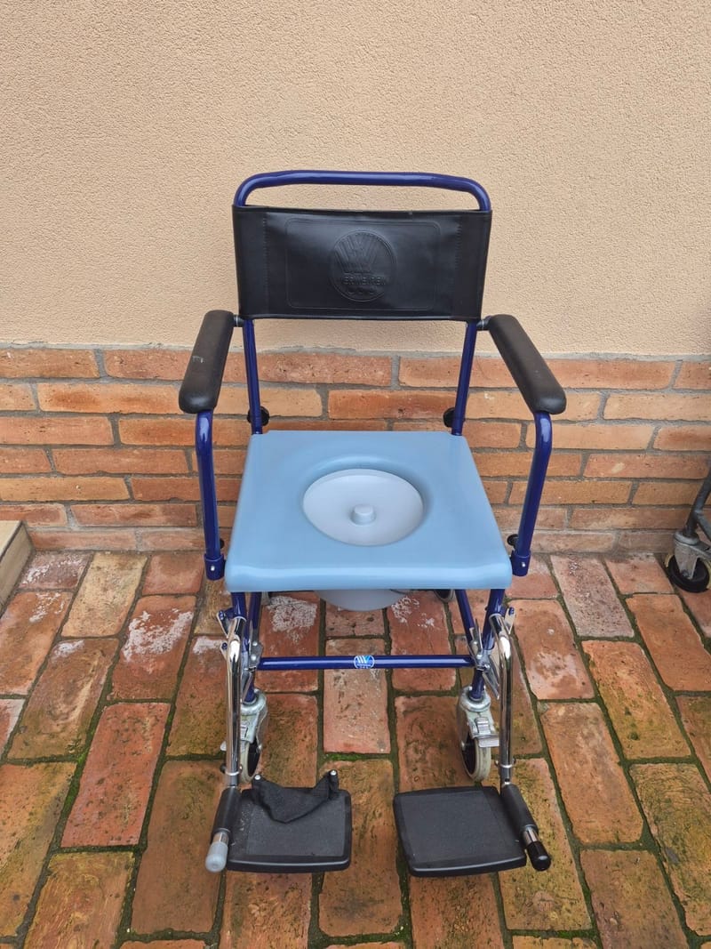 Kerekes szoba WC - lábtartóval