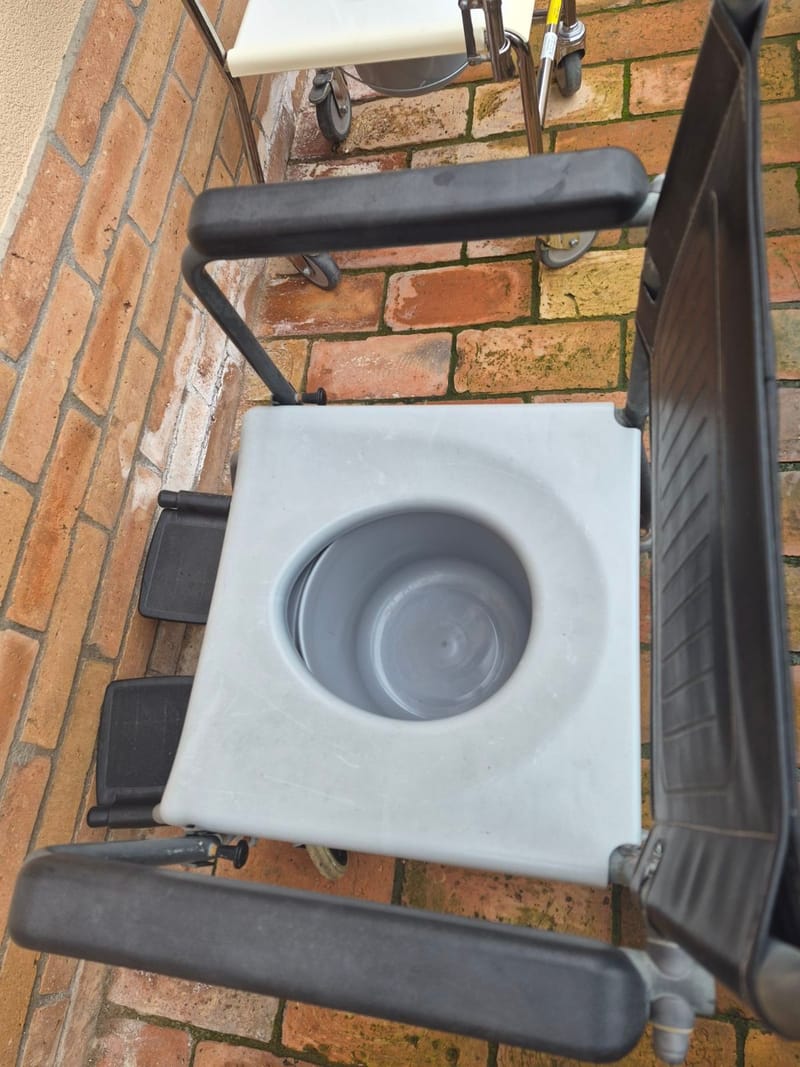 Kerekes szoba WC - lábtartóval II.