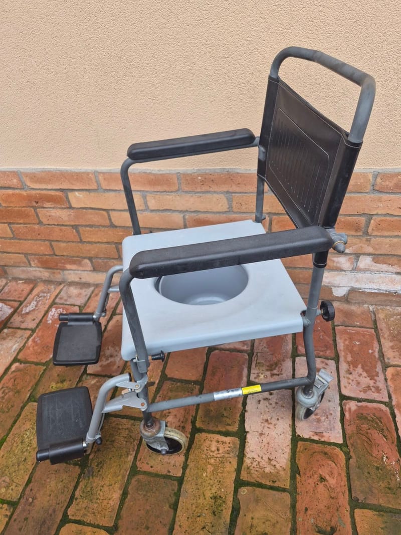 Kerekes szoba WC - lábtartóval II.