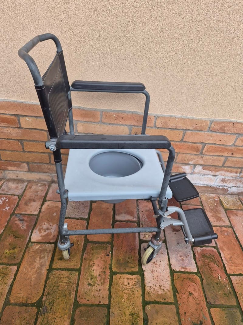 Kerekes szoba WC - lábtartóval II.