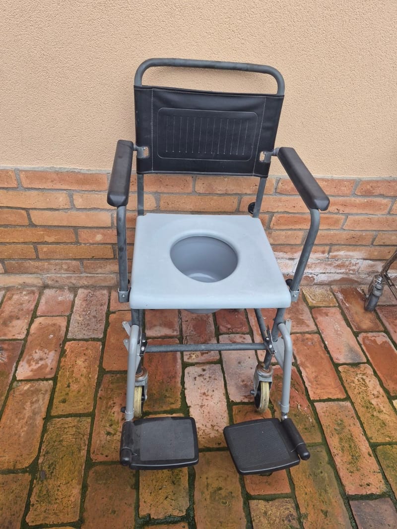 Kerekes szoba WC - lábtartóval II.