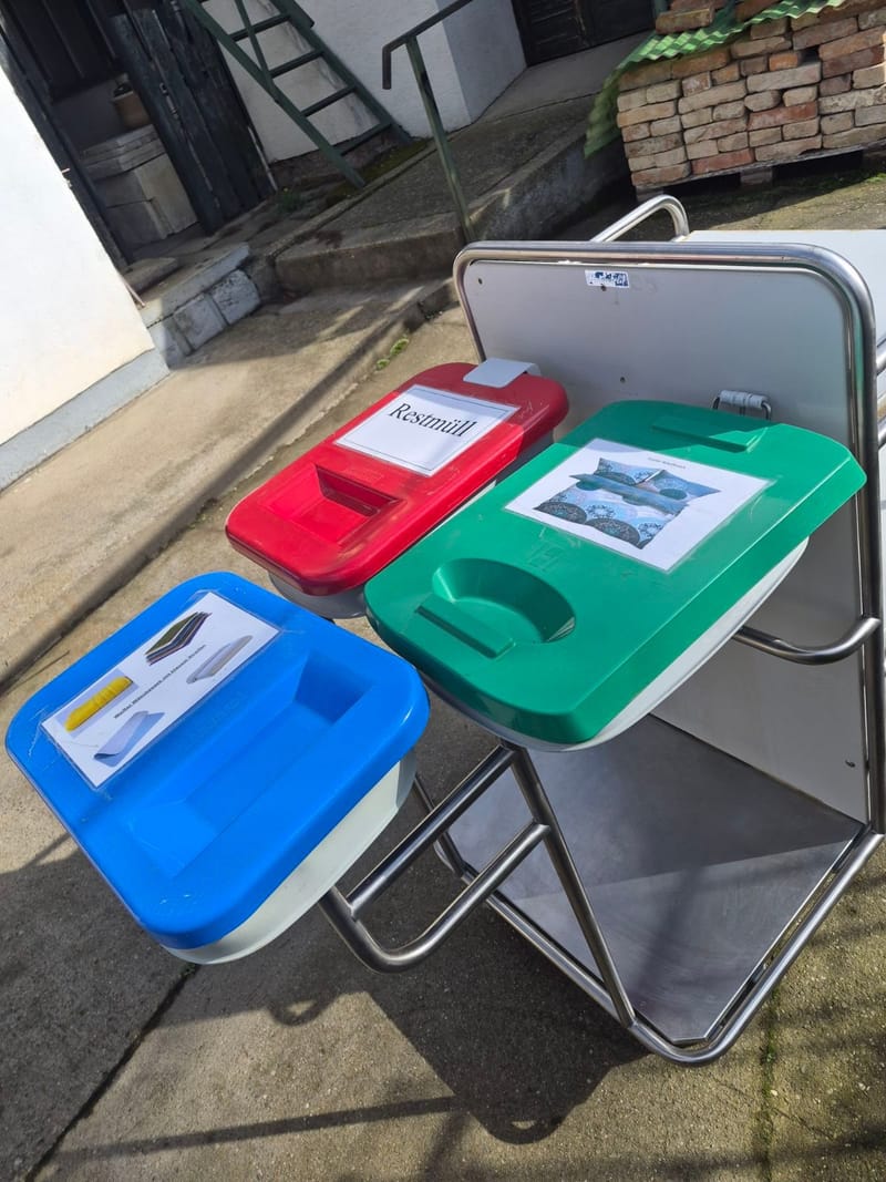 Szennyesgyűjtő ágyazó kocsi