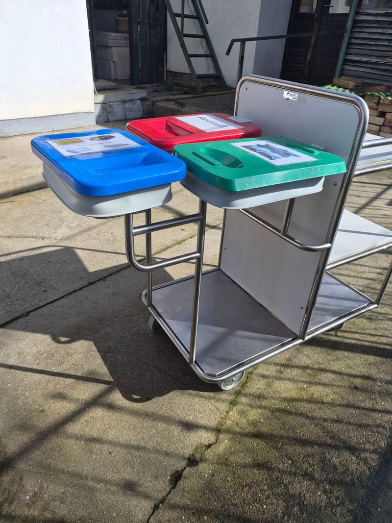 Szennyesgyűjtő ágyazó kocsi