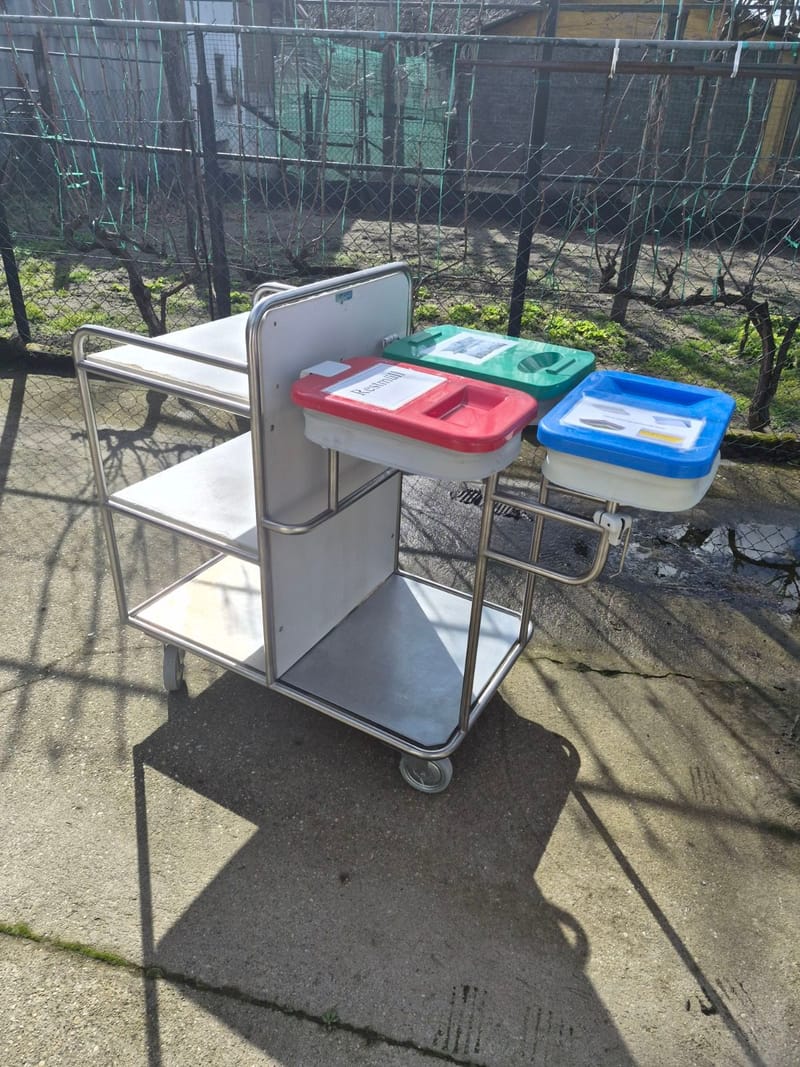 Szennyesgyűjtő ágyazó kocsi