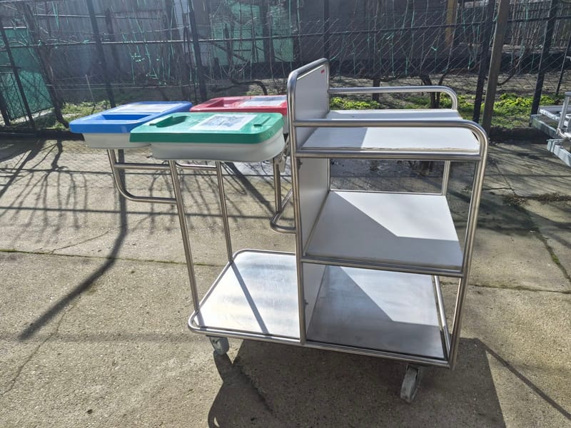 Szennyesgyűjtő ágyazó kocsi