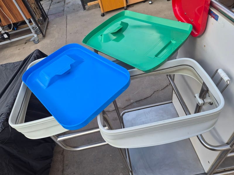 Szennyesgyűjtő ágyazó kocsi