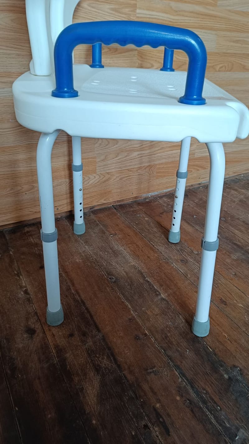 B+B Fürdetőszék háttámlával - állítható ülésmagasság! 2.