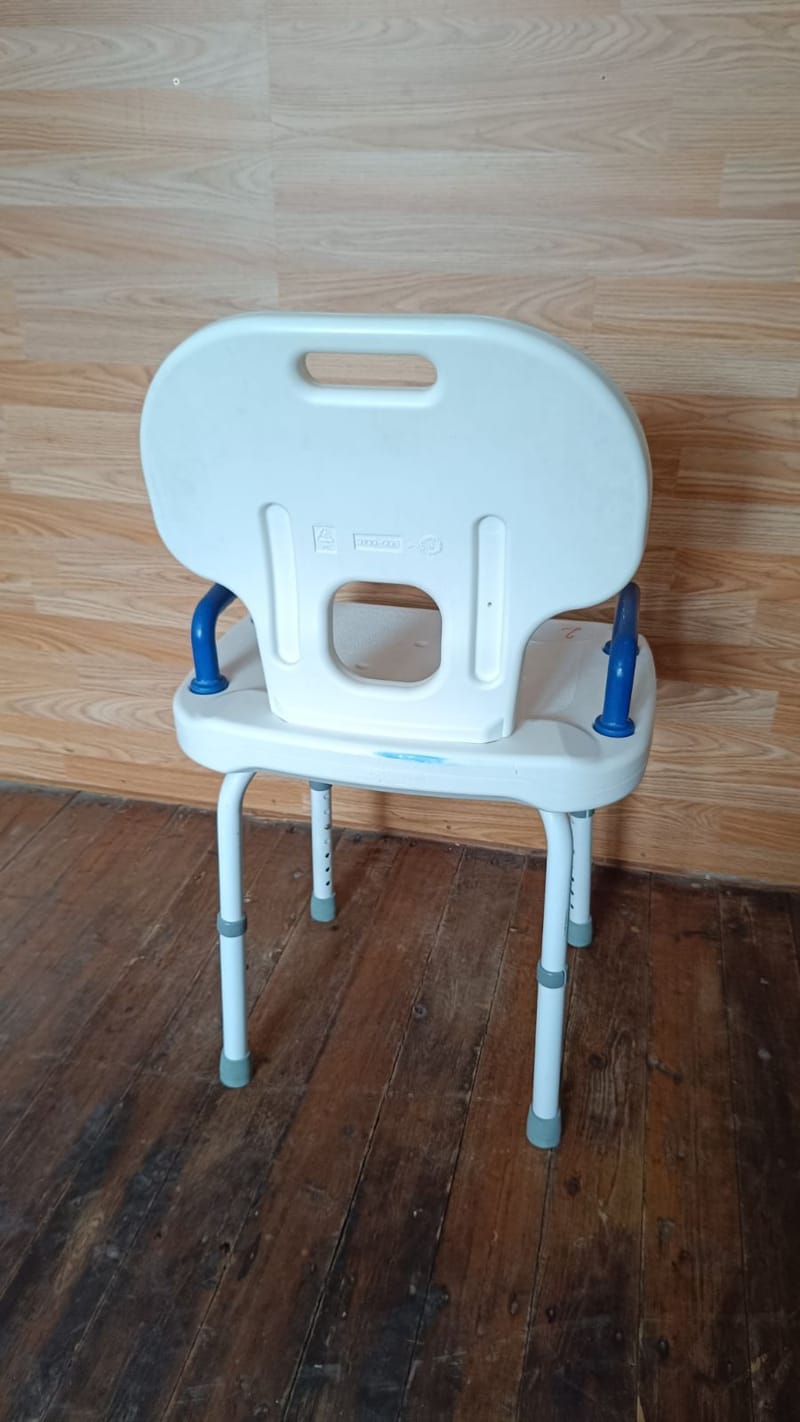 B+B Fürdetőszék háttámlával - állítható ülésmagasság! 2.