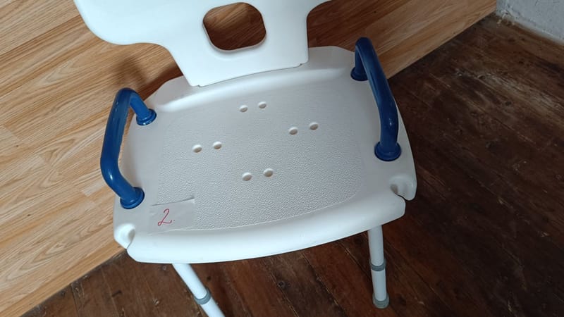 B+B Fürdetőszék háttámlával - állítható ülésmagasság! 2.