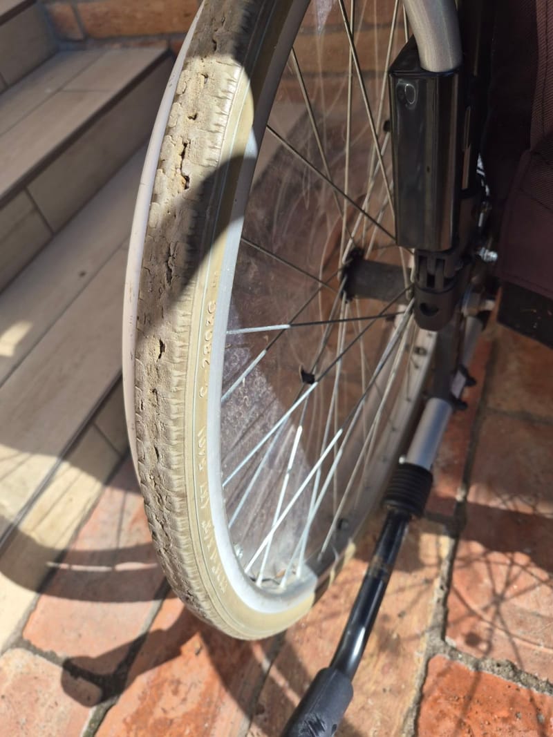 Meyra kerekesszék tolókocsi - 46cm - 1db lábtartóval!
