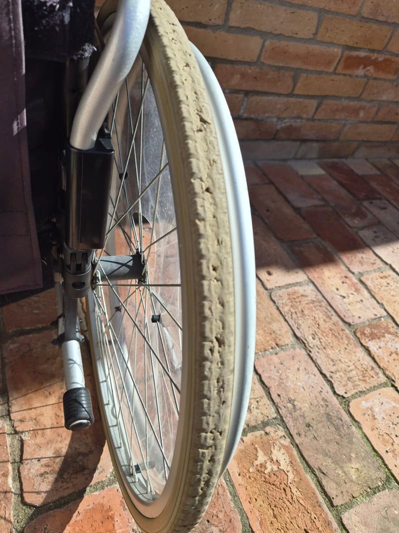 Meyra kerekesszék tolókocsi - 46cm - 1db lábtartóval!