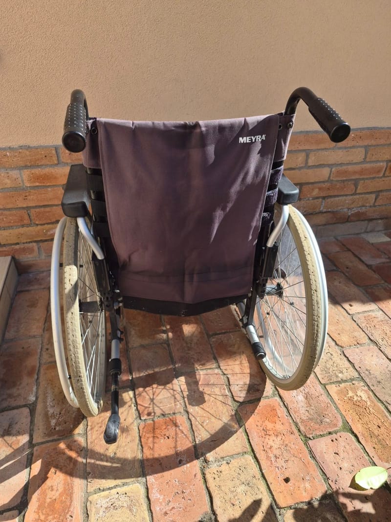 Meyra kerekesszék tolókocsi - 46cm - 1db lábtartóval!
