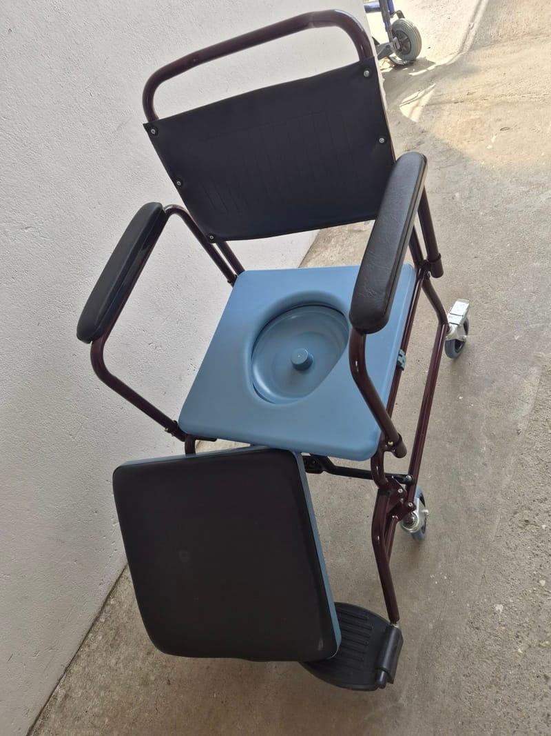 Kerekes szoba WC - lábtartóval II.