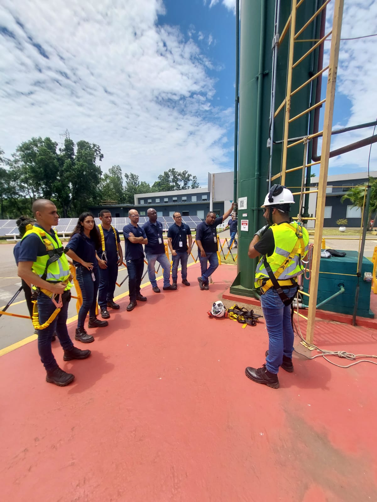 Treinamento para atividades em altura e resgate.