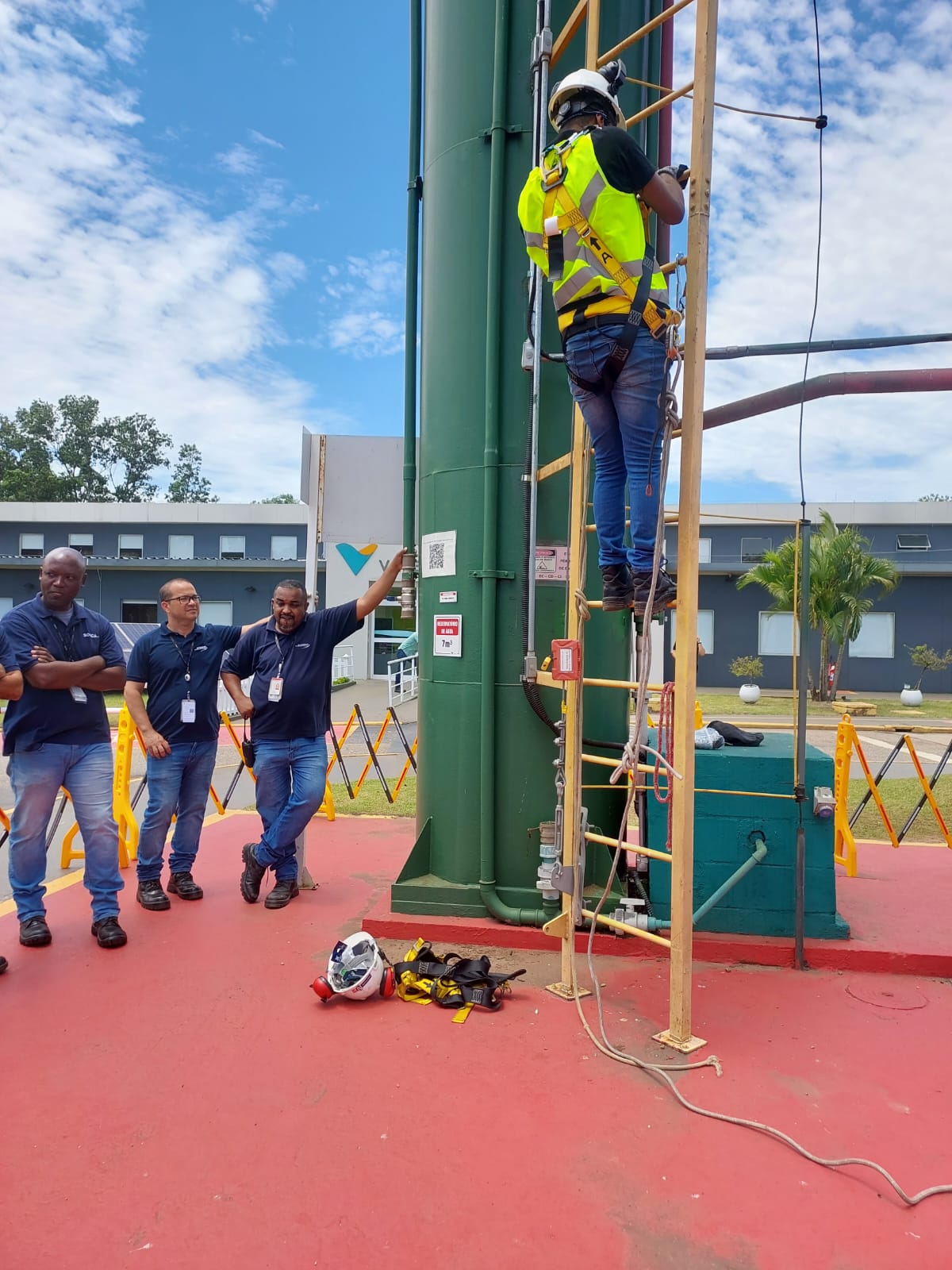 Treinamento para atividades em altura e resgate.