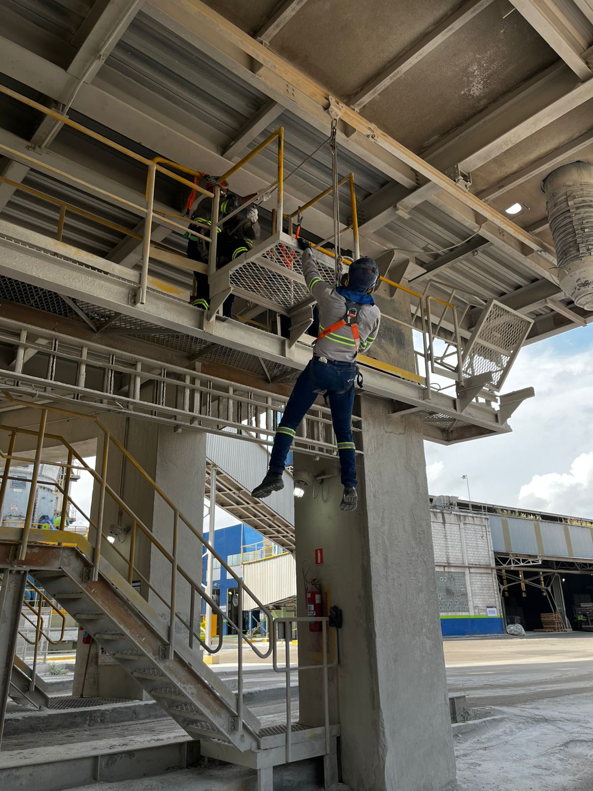 Treinamento para atividades em altura e resgate.