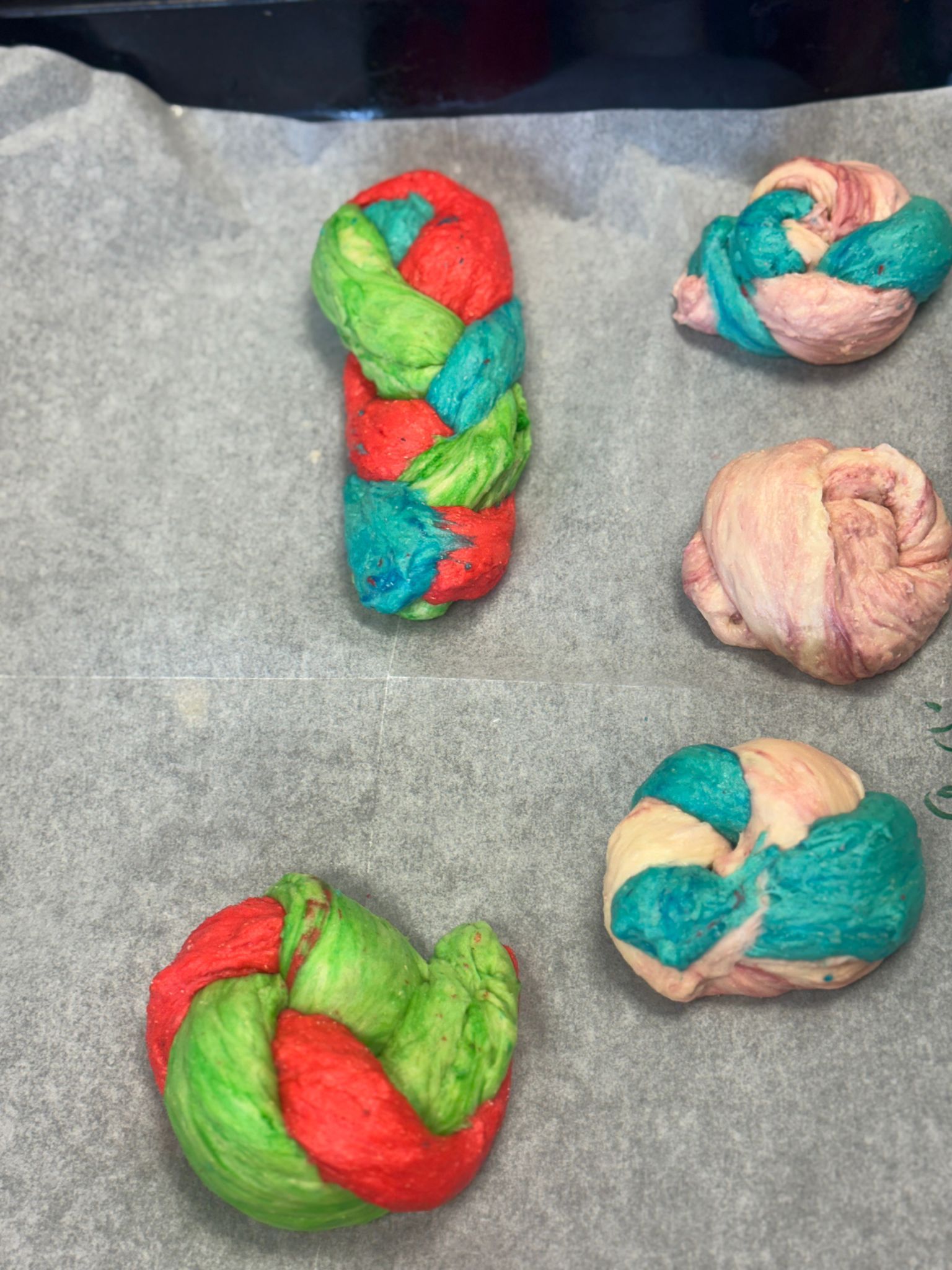 הכנת חלות צבעוניות וארוחת בוקר משותפת