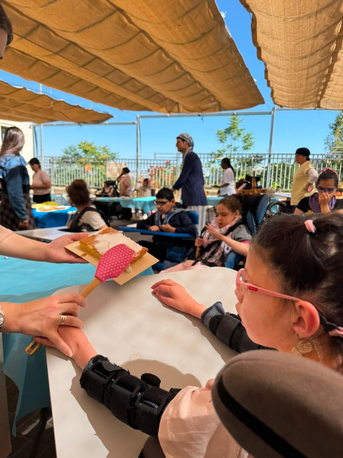 הכנת עוגות של דגלי מדינות עם אוקי וחן