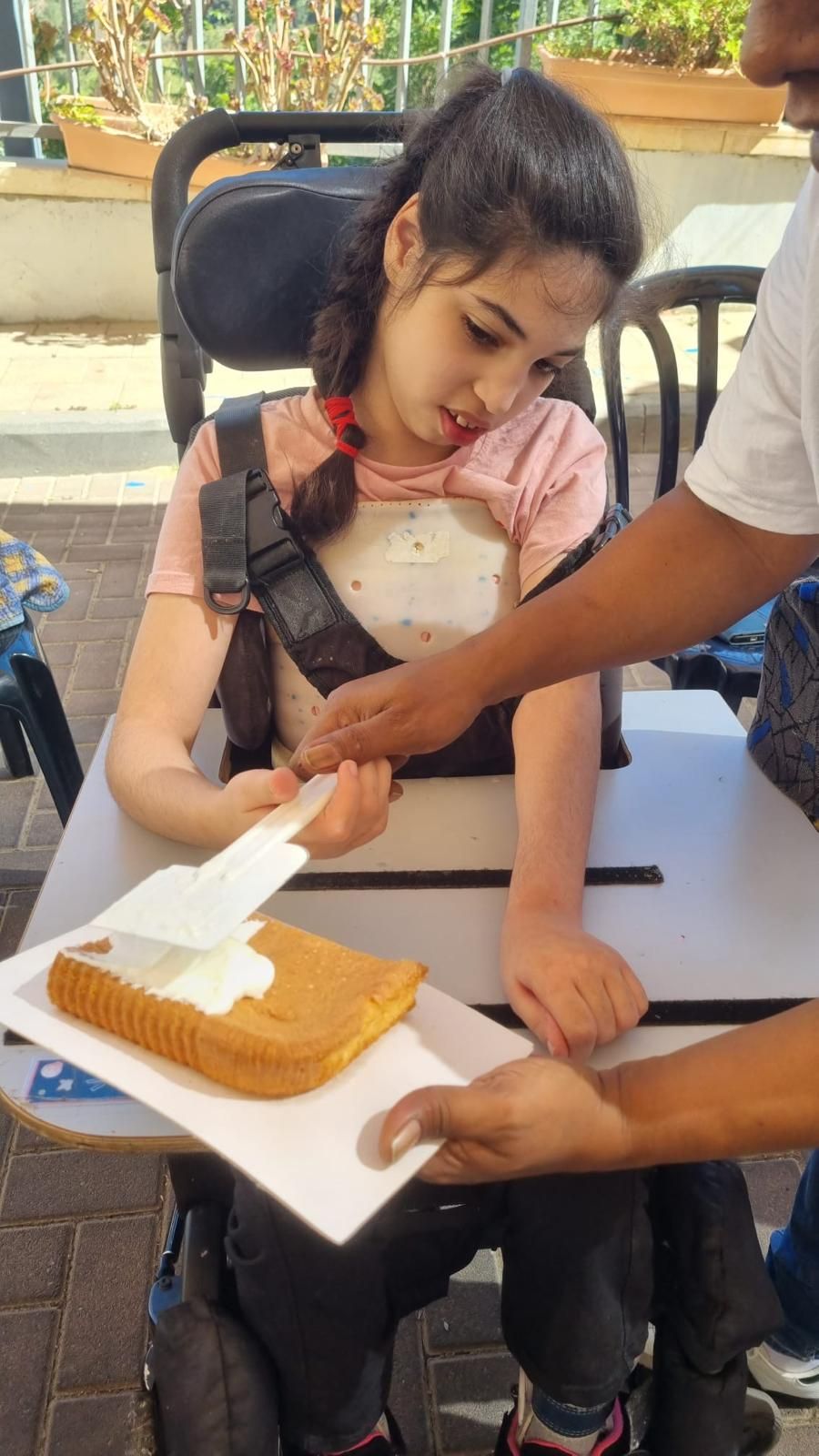 הכנת עוגות של דגלי מדינות עם אוקי וחן
