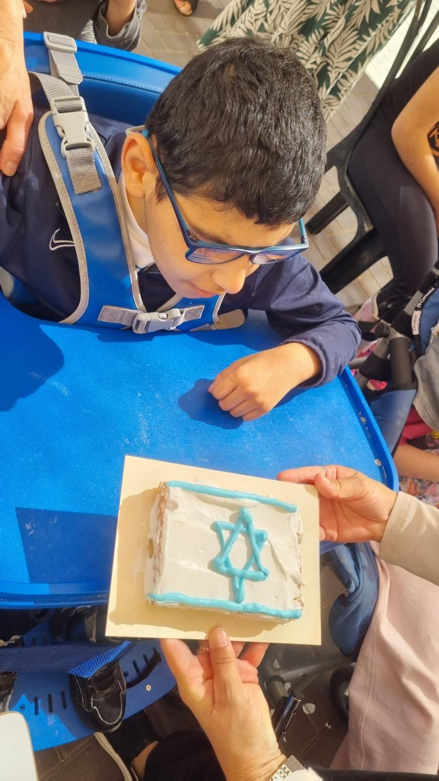 הכנת עוגות של דגלי מדינות עם אוקי וחן