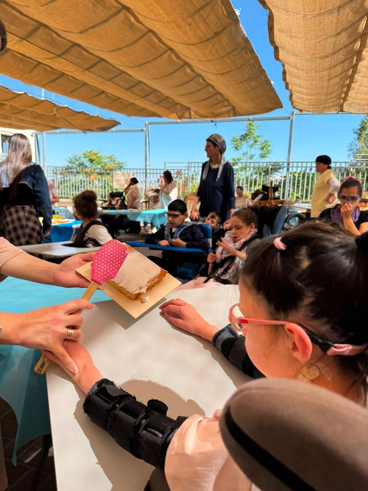 הכנת עוגות של דגלי מדינות עם אוקי וחן