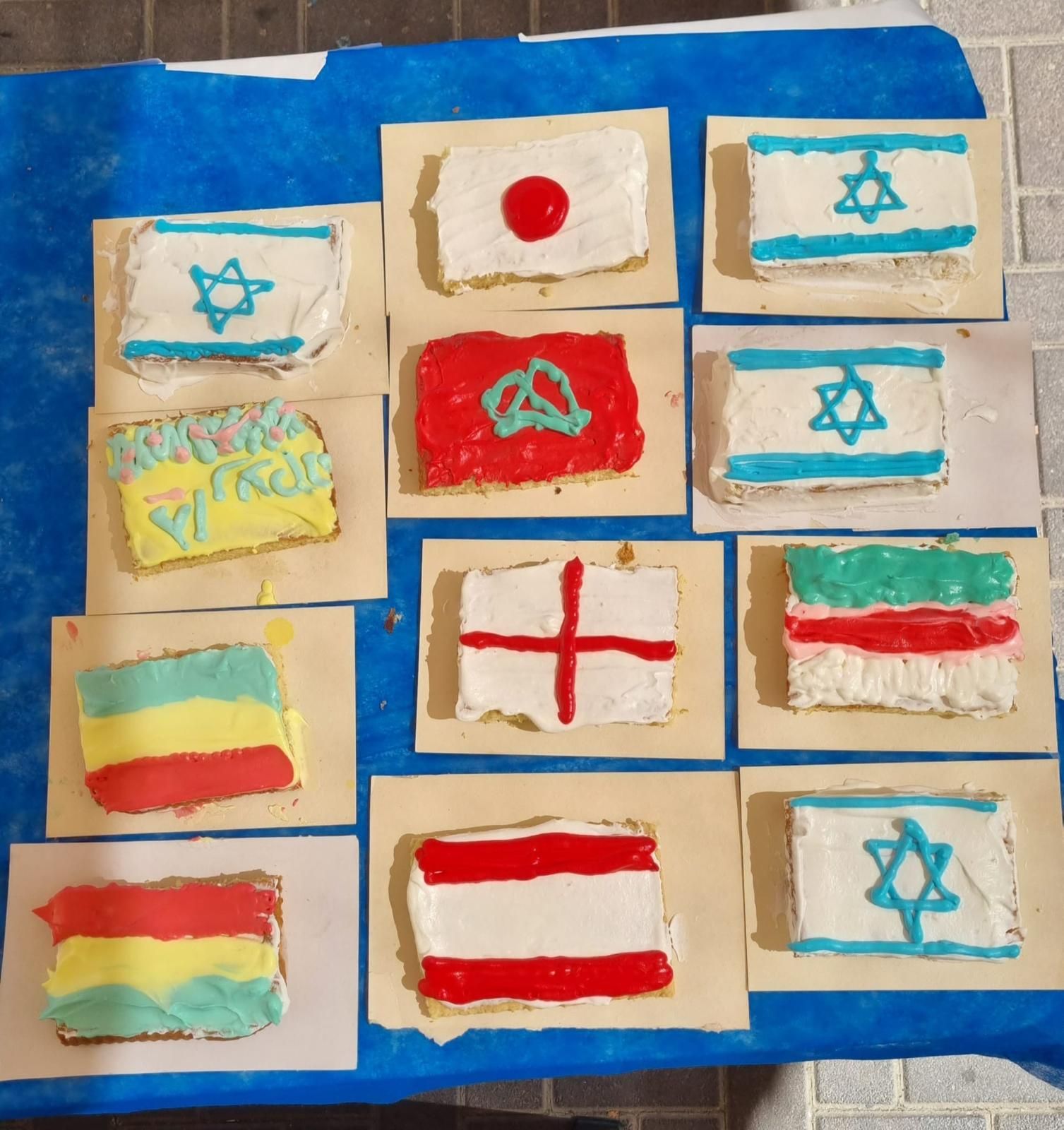 הכנת עוגות של דגלי מדינות עם אוקי וחן