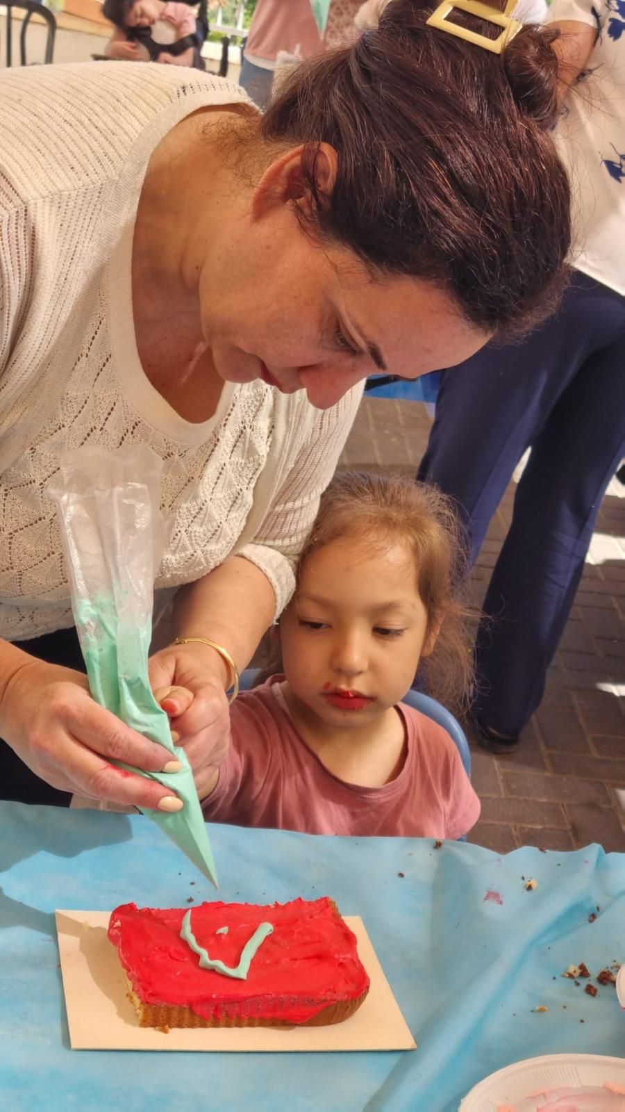 הכנת עוגות של דגלי מדינות עם אוקי וחן