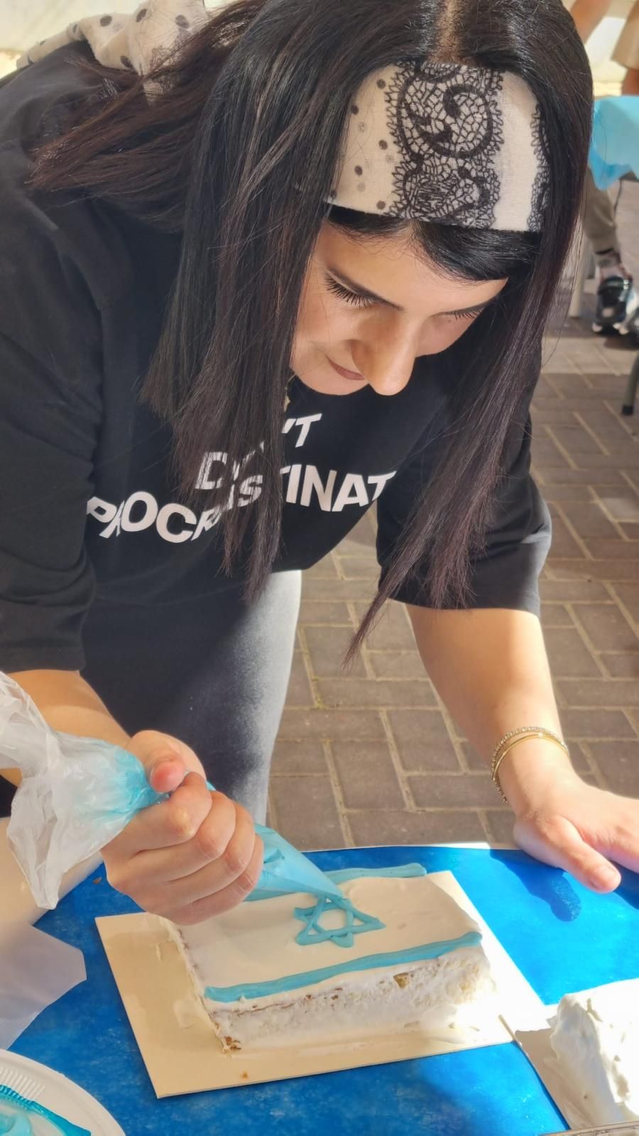 הכנת עוגות של דגלי מדינות עם אוקי וחן