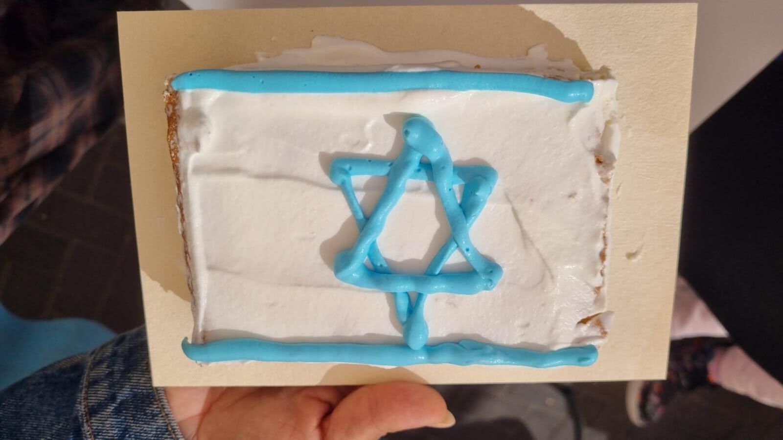 הכנת עוגות של דגלי מדינות עם אוקי וחן