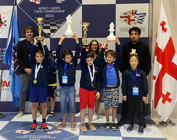 La délégation française aux Championnats du Monde d'#Échecs des Jeunes rentre de Batoumi avec 2 médailles d'or ! Bravo ! 👏 Un immense merci aux entraîneurs Ilyass Msellek et Adrien Demuth, qui a également occupé le rôle de chef de délégation. Leur rôle fut essentiel !